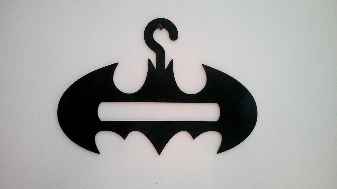 Umeras cu logo Batman realizat din MDF 4 mm, vopsit in culori acrilice. Dimensiuni 350x250 mm - accessorii și unelte - accesorii decorative - alte accesorii - Artynos.ro