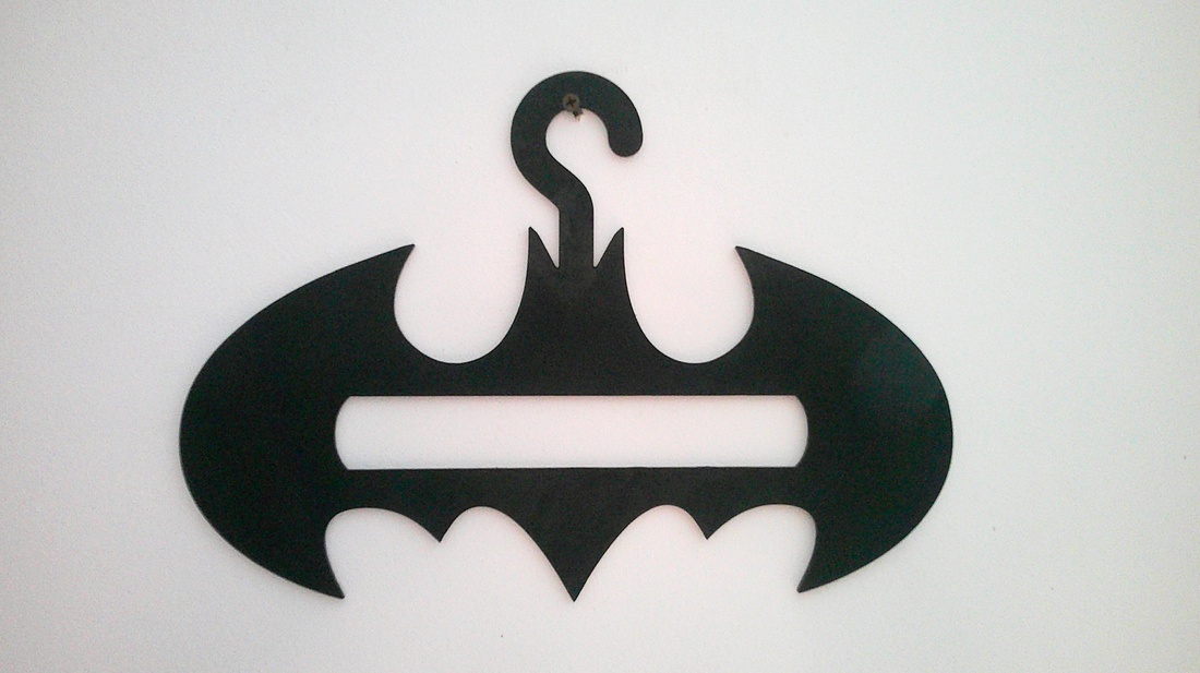 Umeras cu logo Batman realizat din MDF 4 mm, vopsit in culori acrilice. Dimensiuni 350x250 mm - accessorii și unelte - accesorii decorative - alte accesorii - Artynos.ro