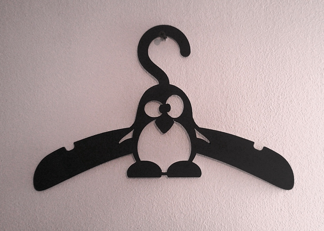 Umeras pentru copii cu imagine pinguin realizat din MDF 4 mm, vopsit in culori acrilice, dimensiuni 325x215 mm - accessorii și unelte - accesorii decorative - alte accesorii - Artynos.ro