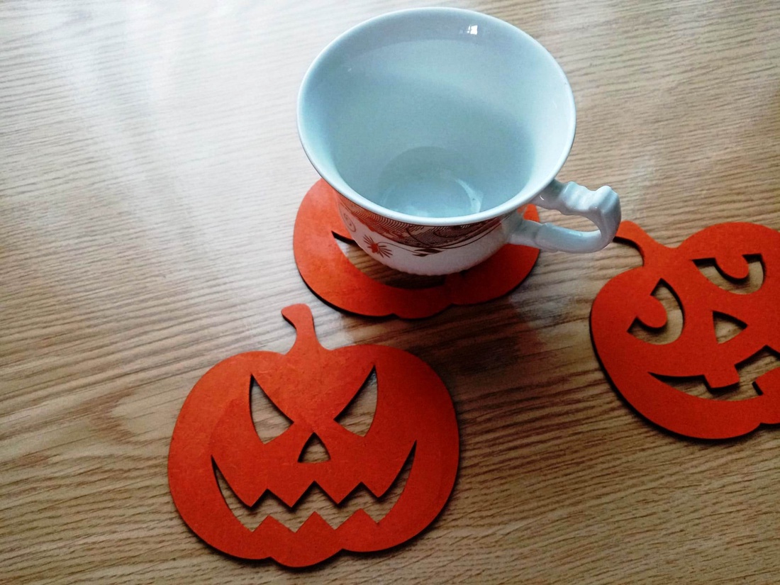 Set 8 suporturi pahare cu tematica Halloween, MDF de 2.5 mm, dimensiuni 10 x 9 cm, vopsite in culori acrilice - accesorii locuință - accesorii pentru decorat casa - halloween - tot ce ai nevoie pentru petrecere! - ornamente de halloween - Artynos.ro