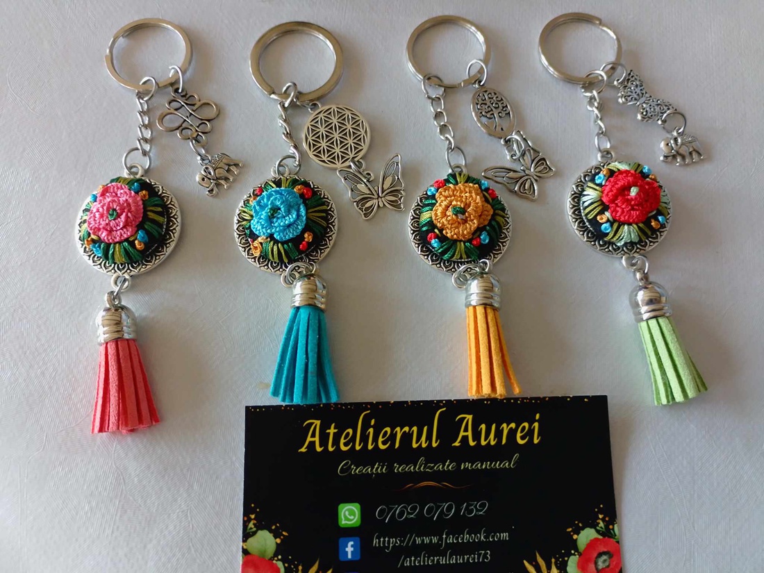 Brelocuri cu broderie manuală - geantă și husă - accesorii genți - breloc - Artynos.ro