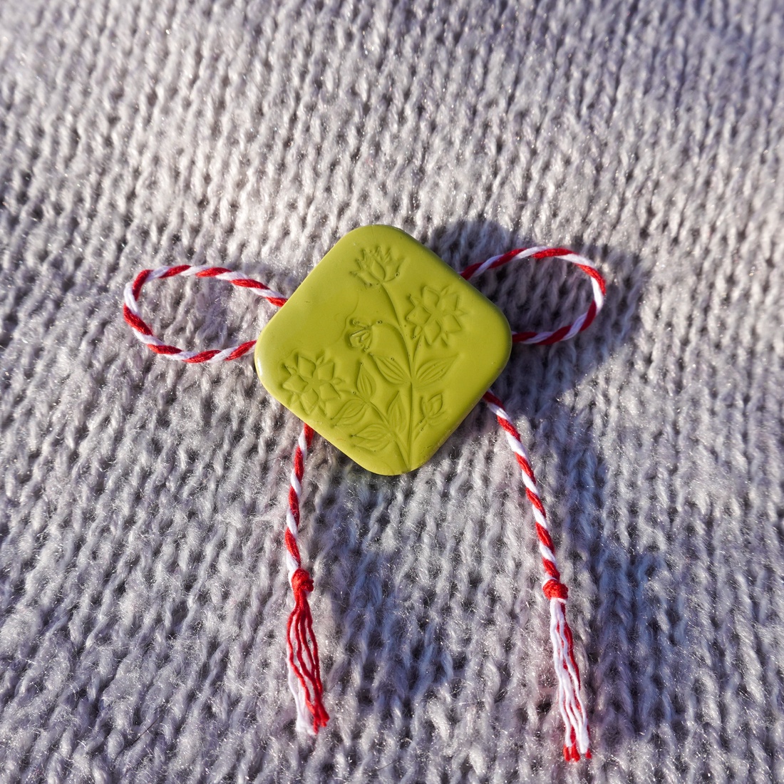 Brosa Martisor Handmade Lut Polimeric - Patrat C - bijuterii - mărțișor - Artynos.ro