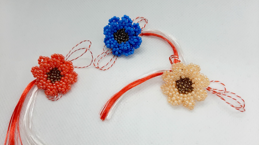 3 Broșe/martisor Flori duble din margele - bijuterii - mărțișor - Artynos.ro