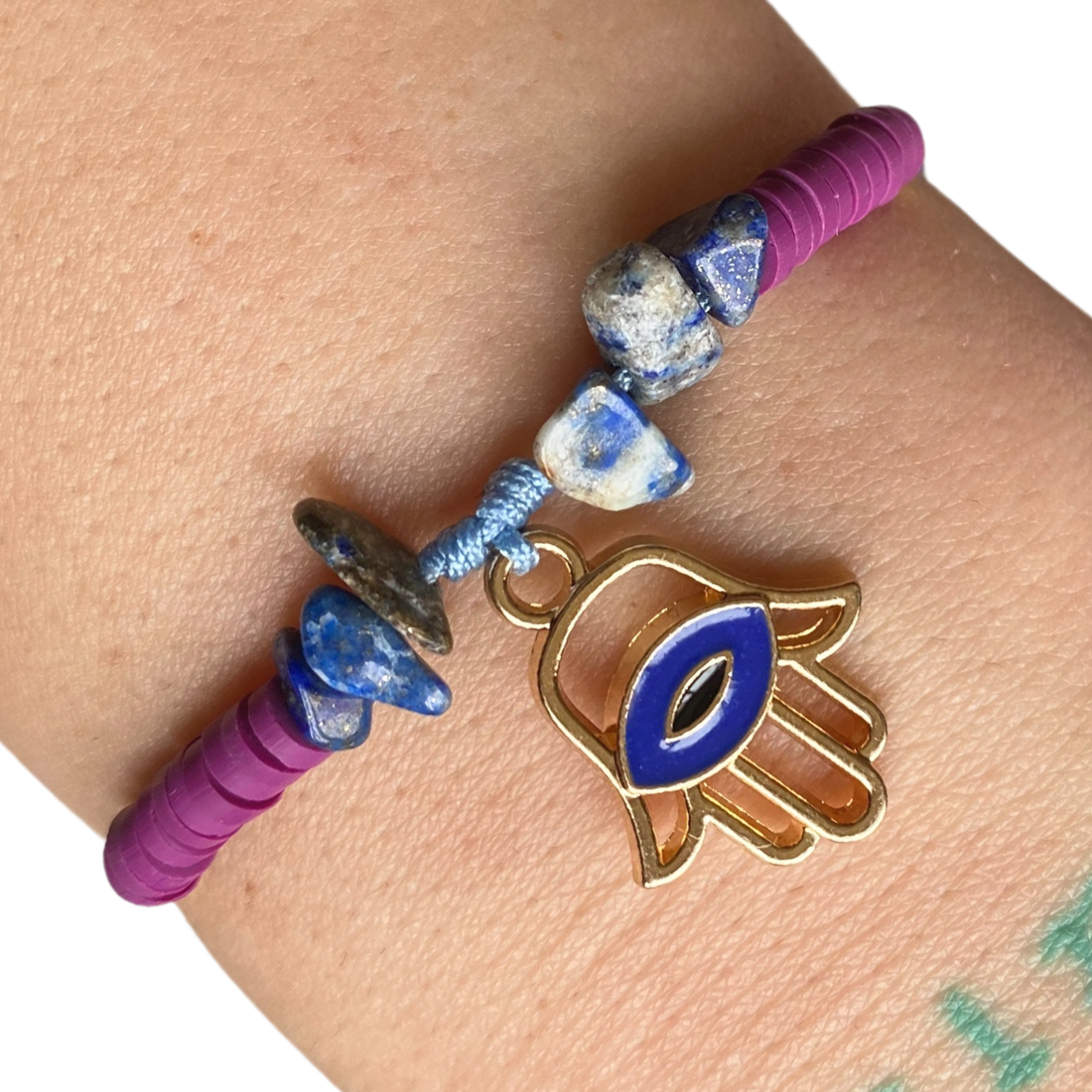 BRATARA CRISTALE DE LAPIS LAZULI CU PANDANTIV HAMSA AURIU - bijuterii - brățări - brățară charm - Artynos.ro