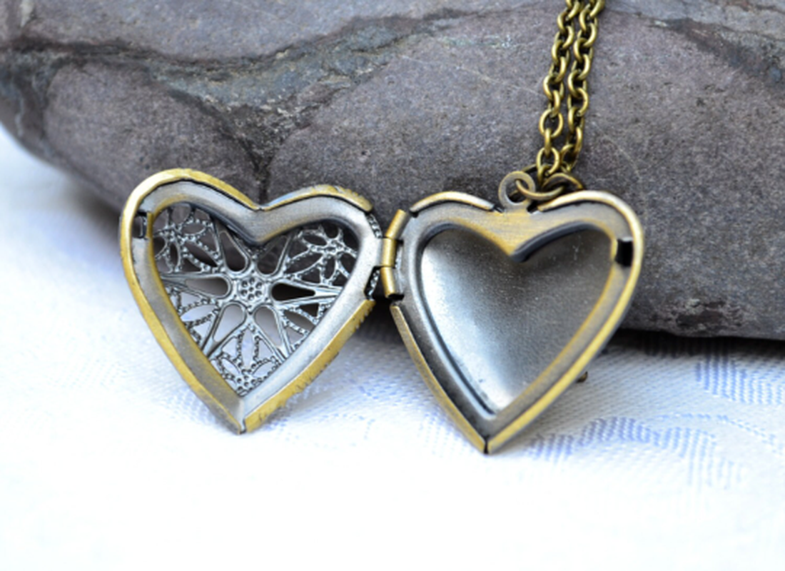 Colier in initiala locket   colier cu charm - bijuterii - coliere - coliere cu lacăt - Artynos.ro