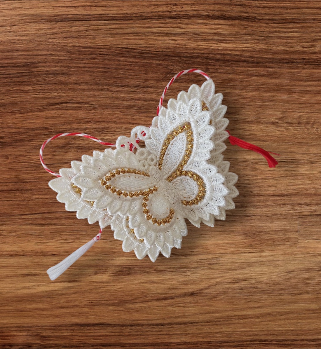 Martisor Fluture 3D Alb - bijuterii - mărțișor - Artynos.ro