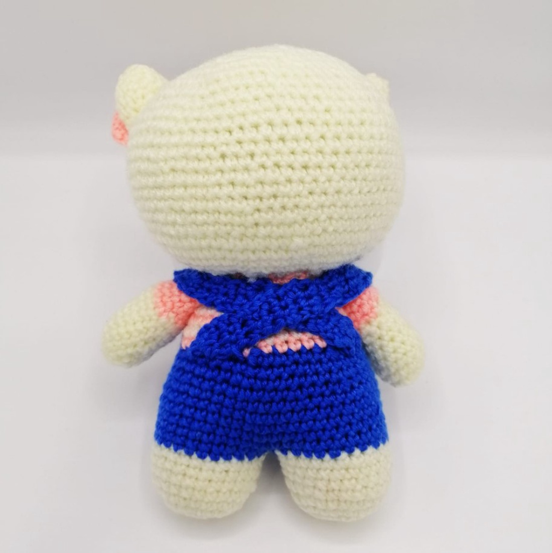 Jucarie Hello Kitty, salopeta albastra, crosetata manual, 19 cm - jucării și echipamente pentru copii - jucării de pluș - pisică de pluș - Artynos.ro