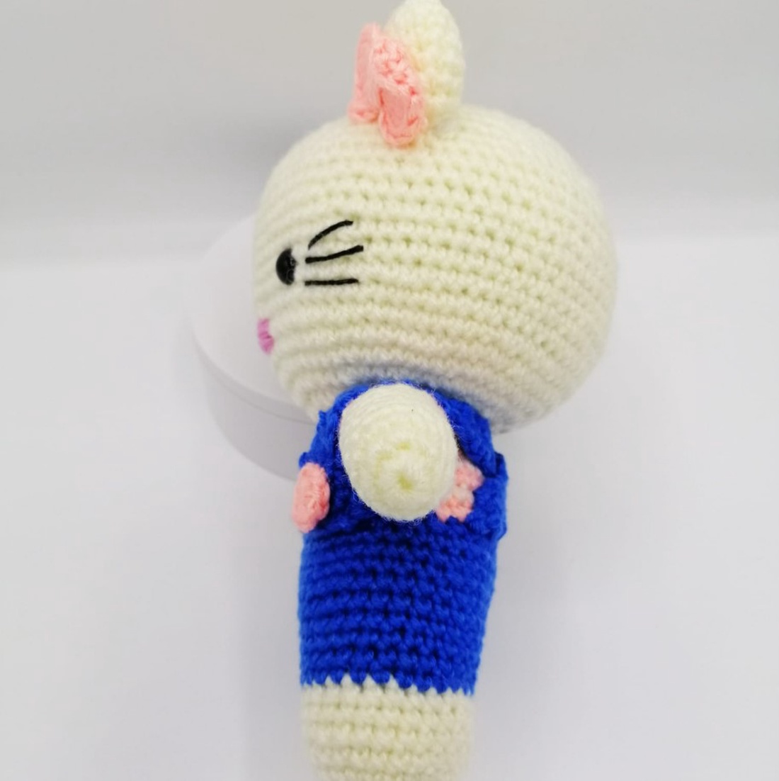 Jucarie Hello Kitty, salopeta albastra, crosetata manual, 19 cm - jucării și echipamente pentru copii - jucării de pluș - pisică de pluș - Artynos.ro