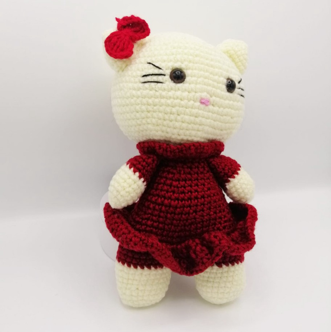 Jucarie Hello Kitty, rochita rosie, crosetata manual, 24 cm - jucării și echipamente pentru copii - jucării de pluș - pisică de pluș - Artynos.ro