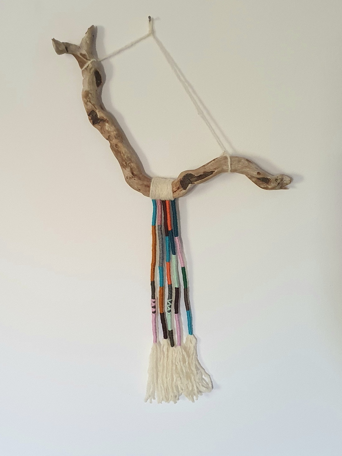 Decoratiune Perete Driftwood si Ată Colorata - casă & stil de viață - accesorii pentru decorat casa - decorațiuni de pereți, decorațiuni suspendate - capcană de vise - Artynos.ro