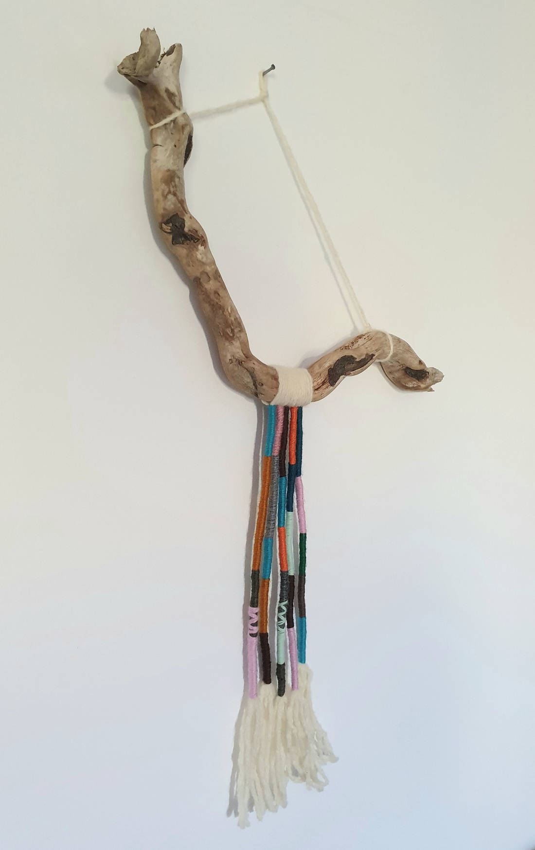 Decoratiune Perete Driftwood si Ată Colorata - casă & stil de viață - accesorii pentru decorat casa - decorațiuni de pereți, decorațiuni suspendate - capcană de vise - Artynos.ro