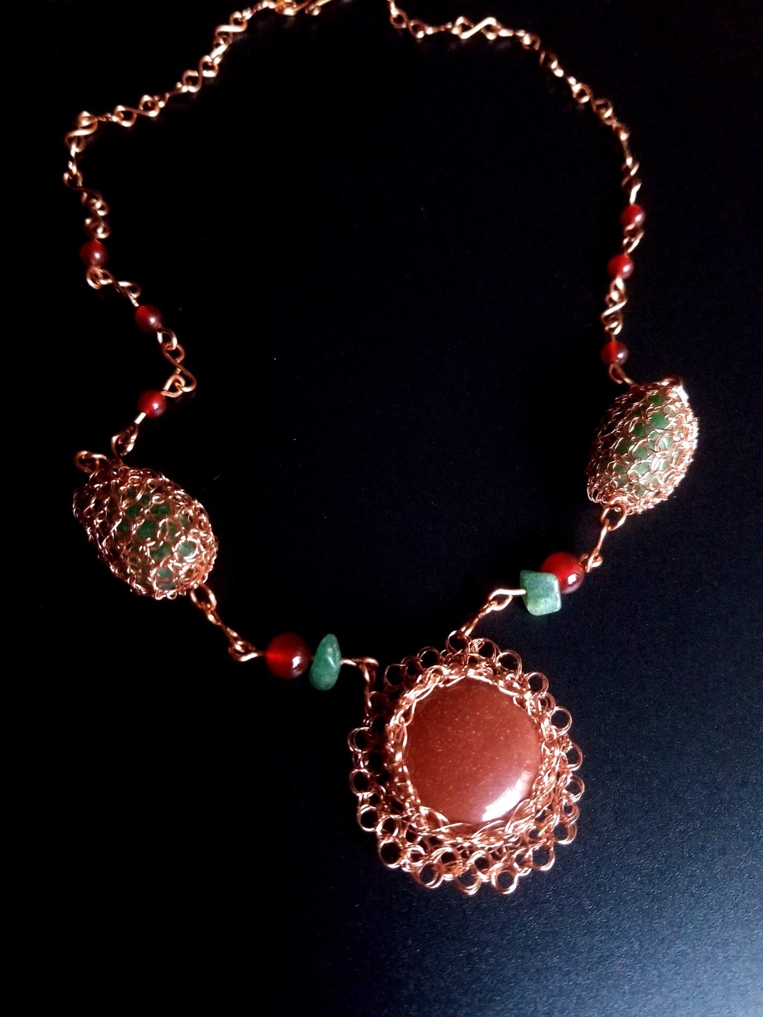 Colier cupru cu agate verzi, carnelian rosu, sunsone - bijuterii - coliere - coliere cu pandantive - Artynos.ro