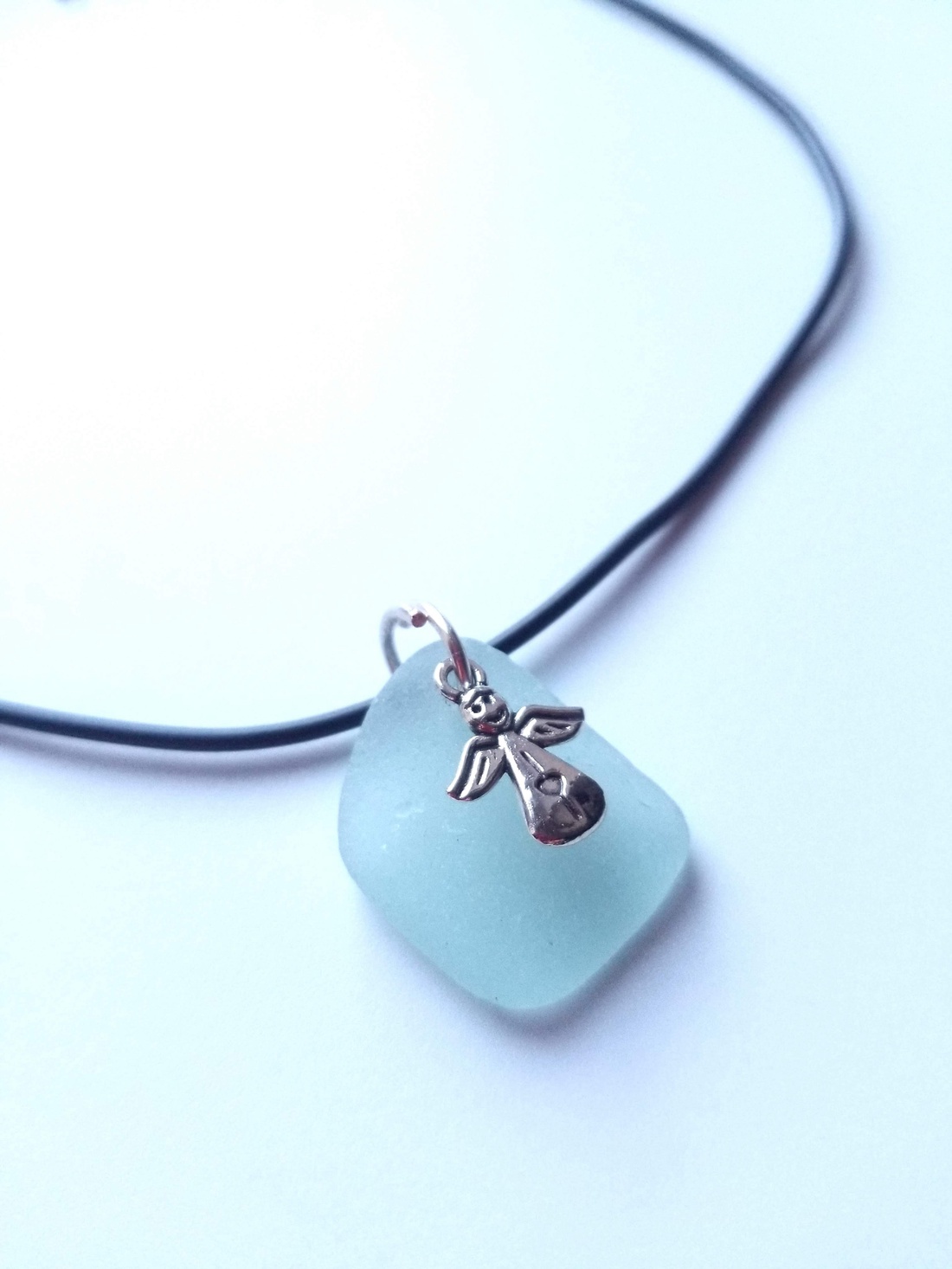 Colier negru cu sticla de mare bleu- sea glass-cu inger - bijuterii - coliere - coliere cu pandantive - Artynos.ro