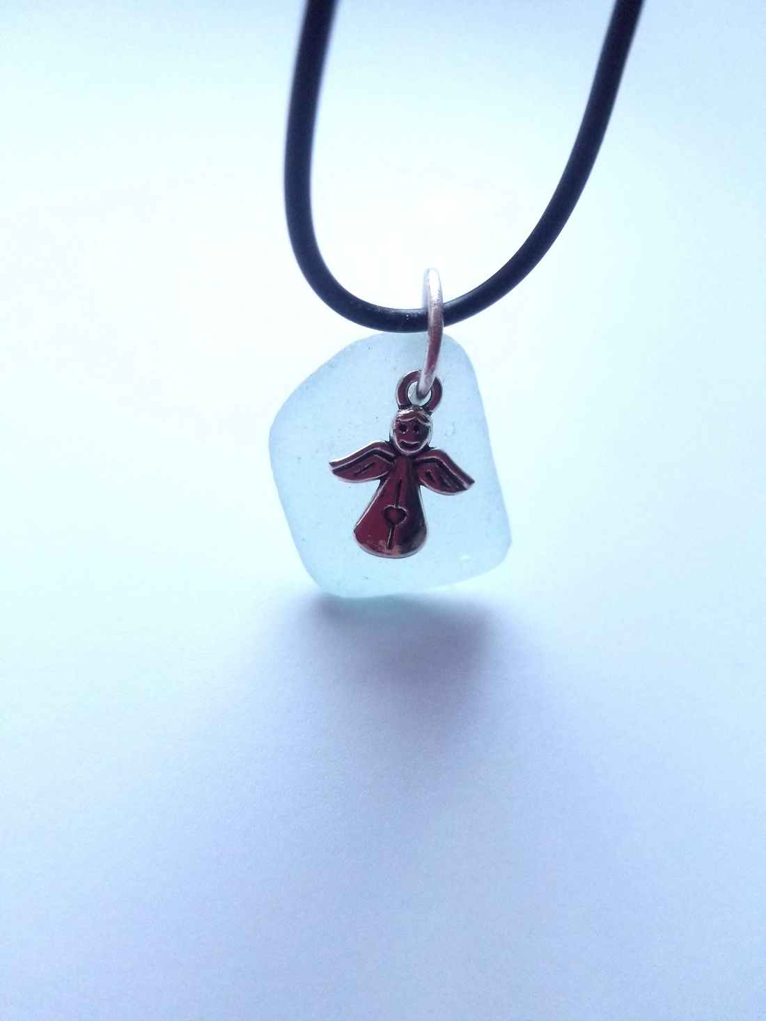 Colier negru cu sticla de mare bleu- sea glass-cu inger - bijuterii - coliere - coliere cu pandantive - Artynos.ro