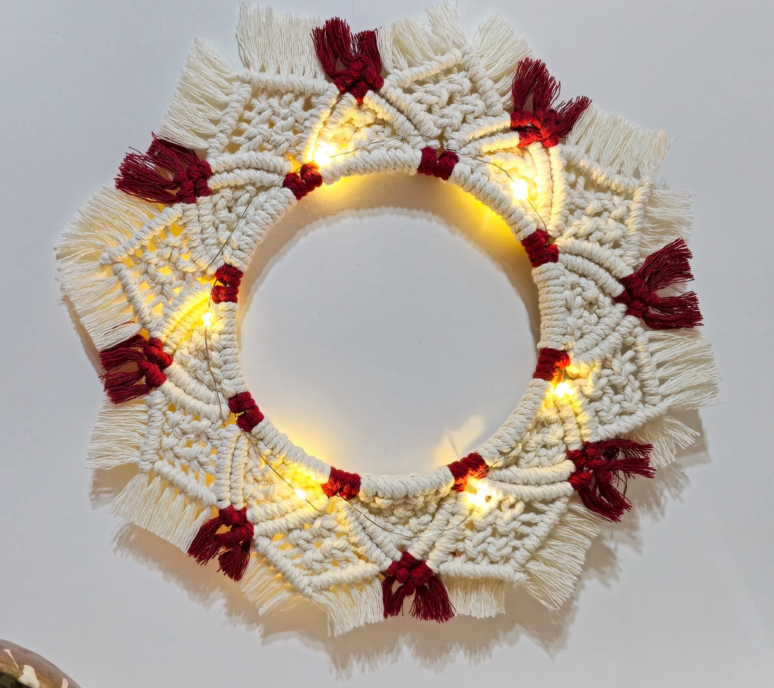 Coroniță de Crăciun din macrame  - accesorii de crăciun - decorațiuni de advent - coroniță advent - Artynos.ro