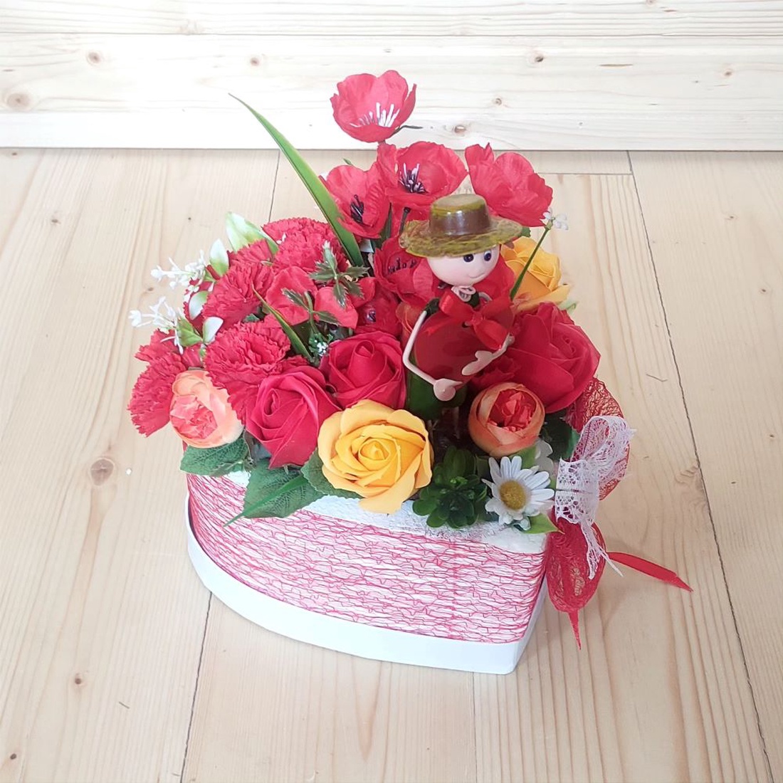 Aranjament floral cu baiat cu inima rosie, creatie handmade 3860 - accesorii locuință - accesorii pentru decorat casa - decorațiuni de masă și decorațiuni pentru rafturi  - boluri din ceramică, boluri decorative - Artynos.ro