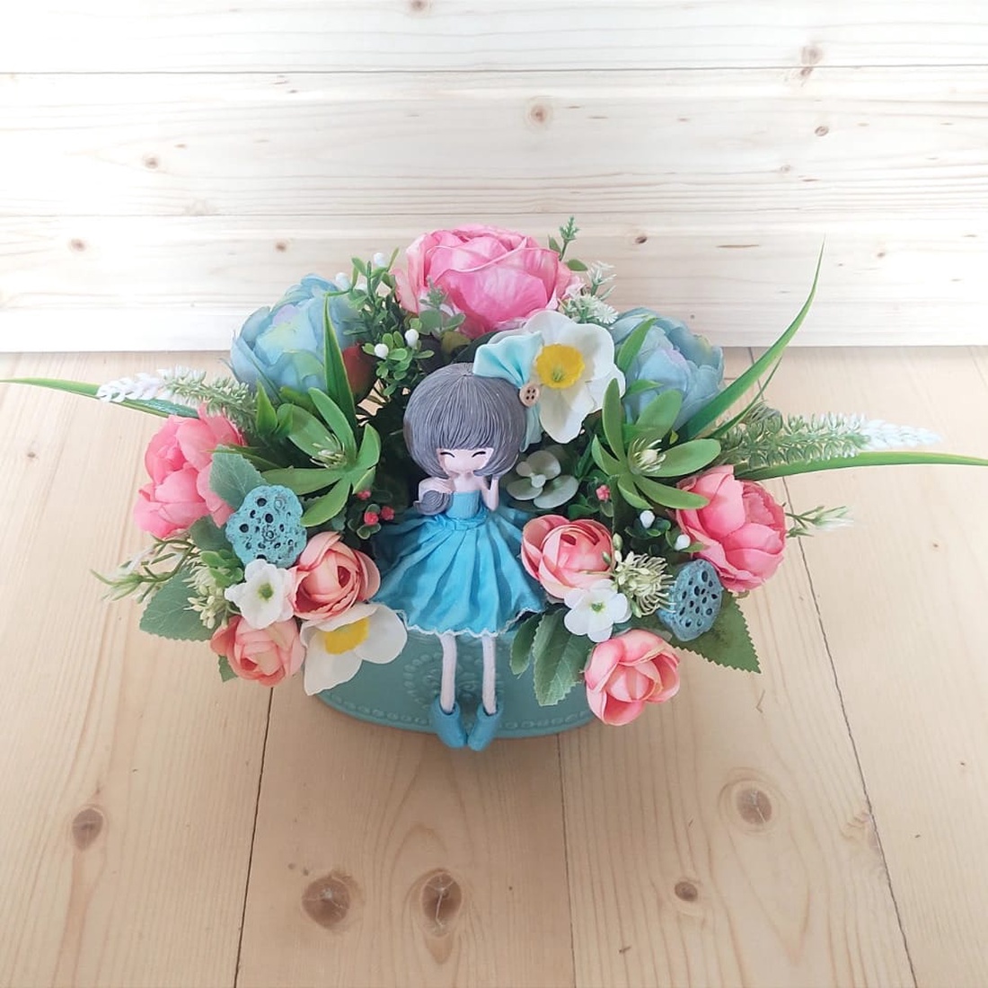 Aranjament floral roz bleu in vas ceramic turcoaz - accesorii locuință - accesorii pentru decorat casa - decorațiuni de masă și decorațiuni pentru rafturi  - boluri din ceramică, boluri decorative - Artynos.ro