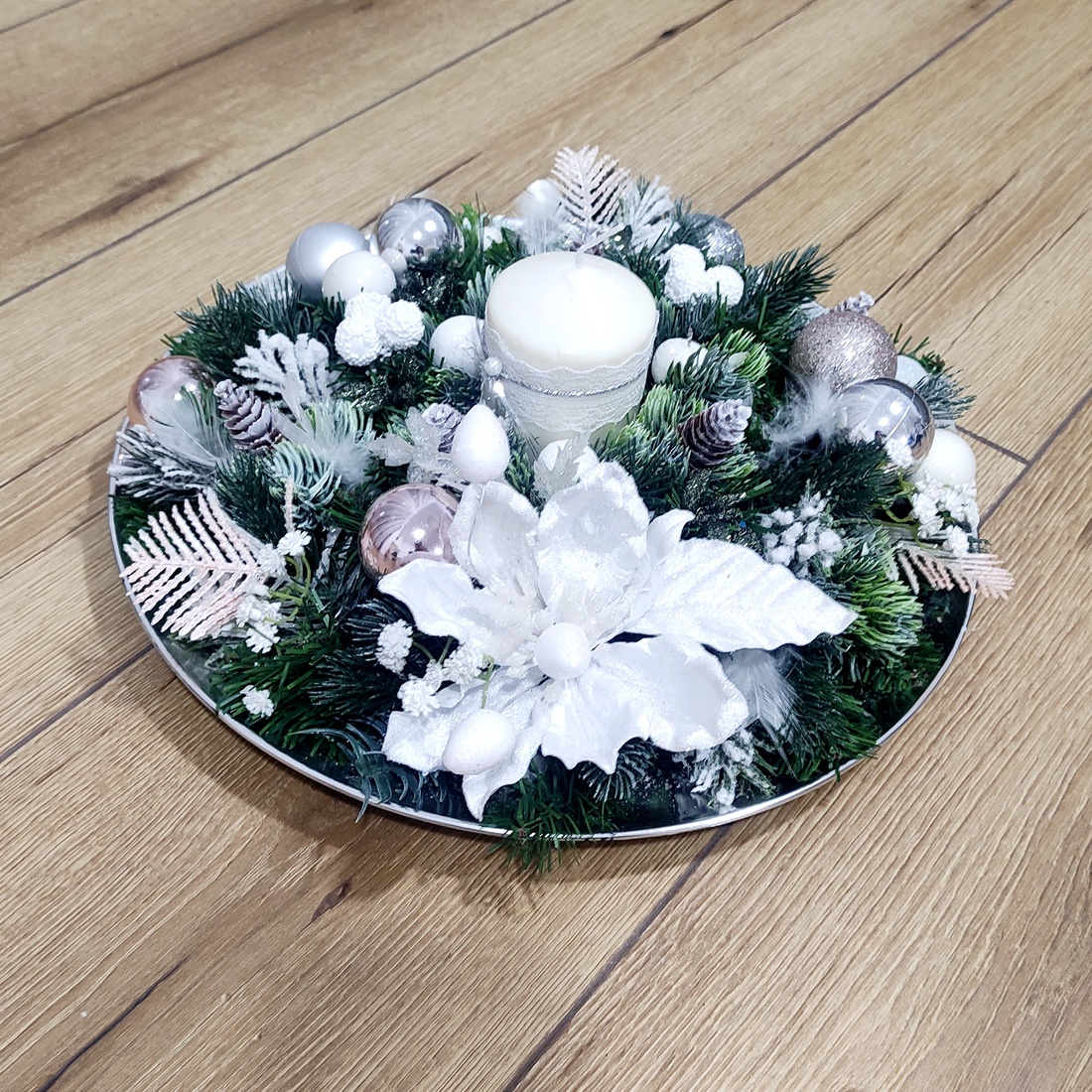 Aranjament handmade pentru sarbatorile de iarna, alb verde, realizat pe platou rotund argintiu - accesorii de crăciun - decorațiuni de advent - decor de masa advent - Artynos.ro