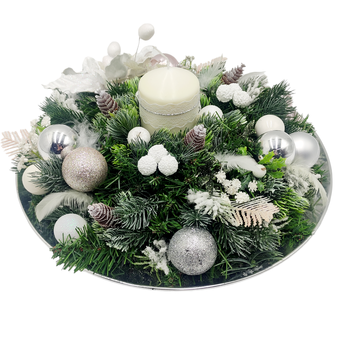 Aranjament handmade pentru sarbatorile de iarna, alb verde, realizat pe platou rotund argintiu - accesorii de crăciun - decorațiuni de advent - decor de masa advent - Artynos.ro