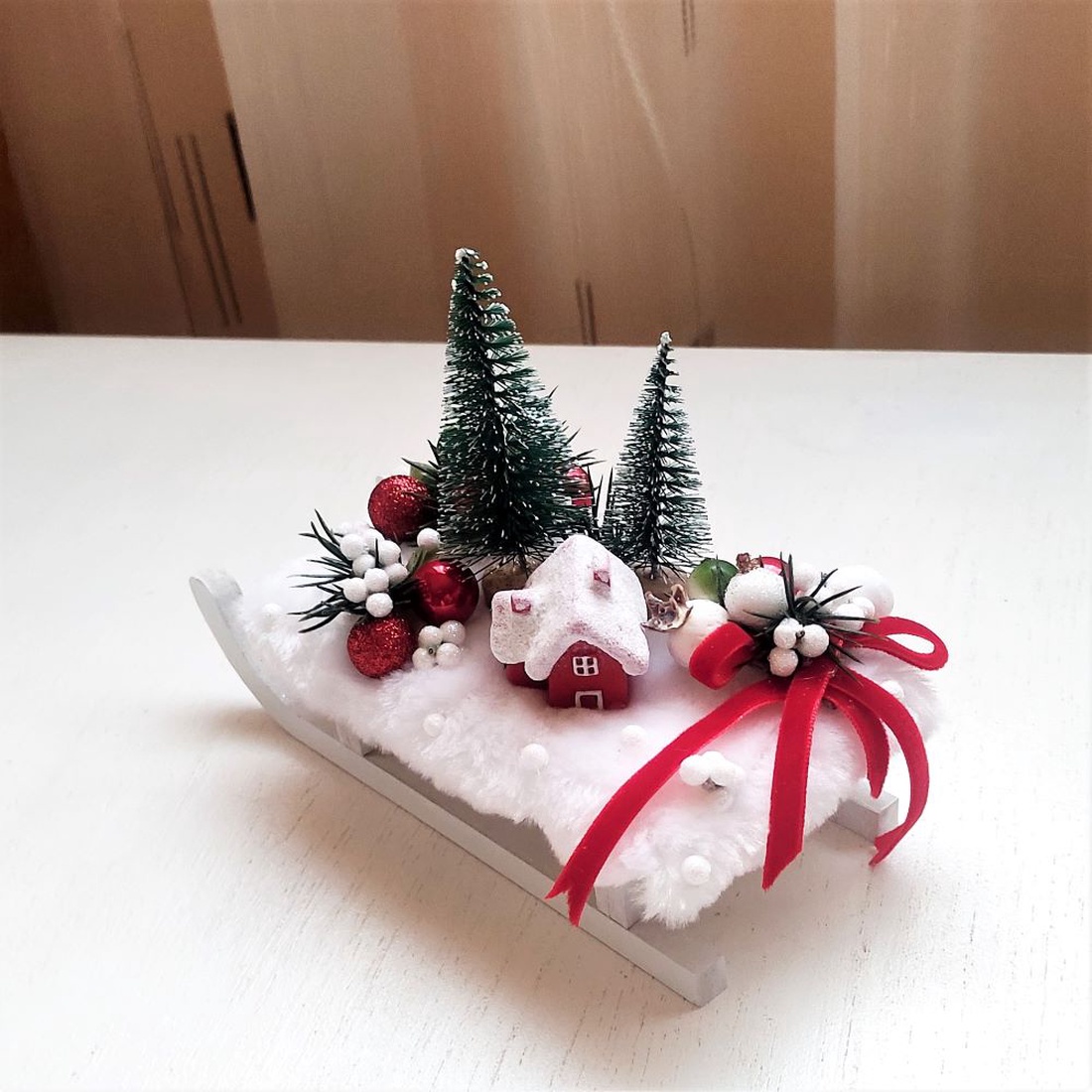 Decoratiune Craciun , saniuta cu casuta si brazi, alb rosu verde, 16 x 6 x 12 cm - accesorii de crăciun - decorațiuni de advent - decor de masa advent - Artynos.ro