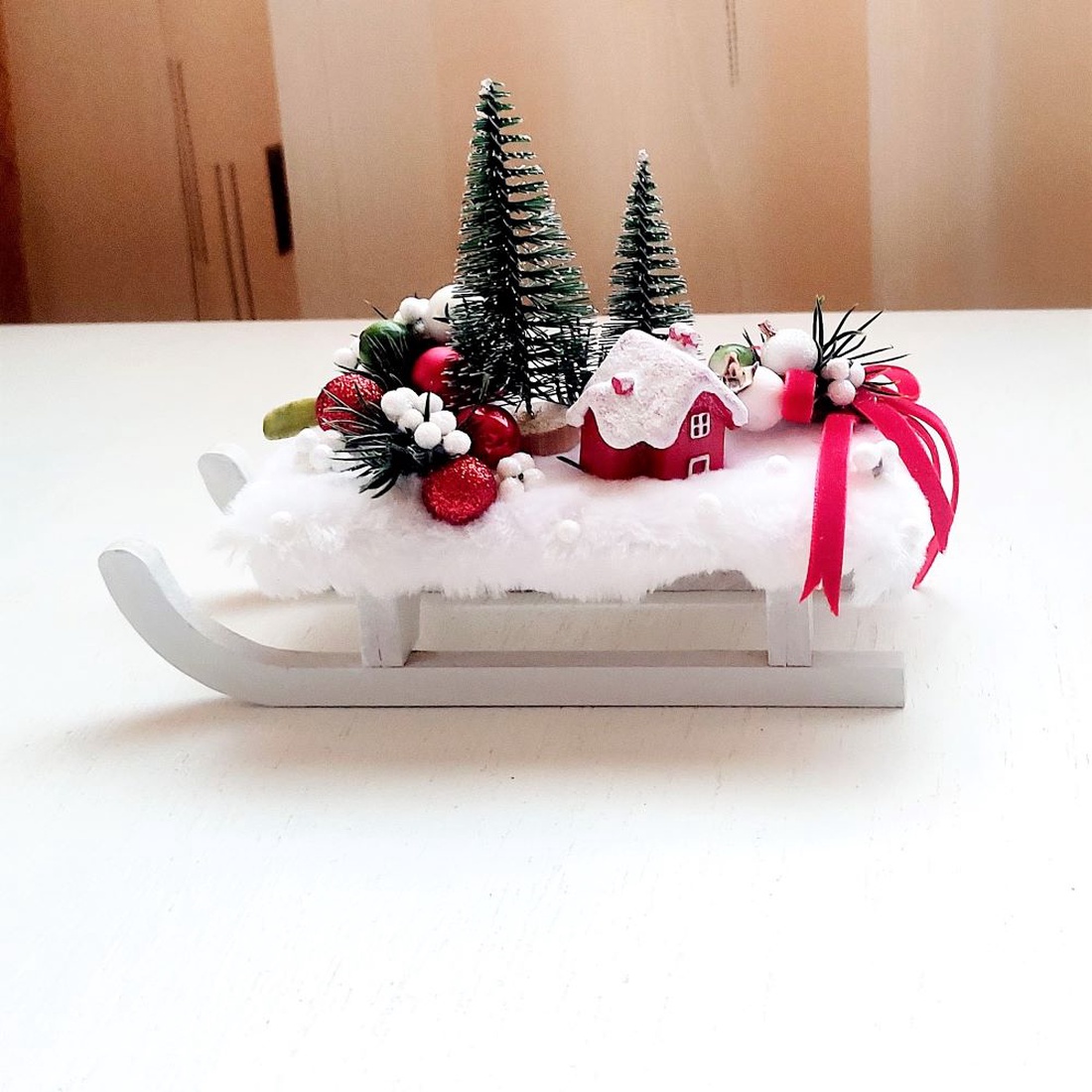 Decoratiune Craciun , saniuta cu casuta si brazi, alb rosu verde, 16 x 6 x 12 cm - accesorii de crăciun - decorațiuni de advent - decor de masa advent - Artynos.ro