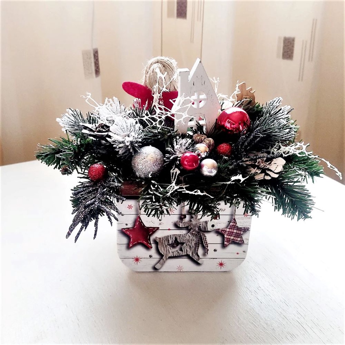 Aranjament pentru Craciun  in cutie decorativa pentru flori, cu fetita, casuta si globuri - accesorii de crăciun - decorațiuni de advent - decor de masa advent - Artynos.ro