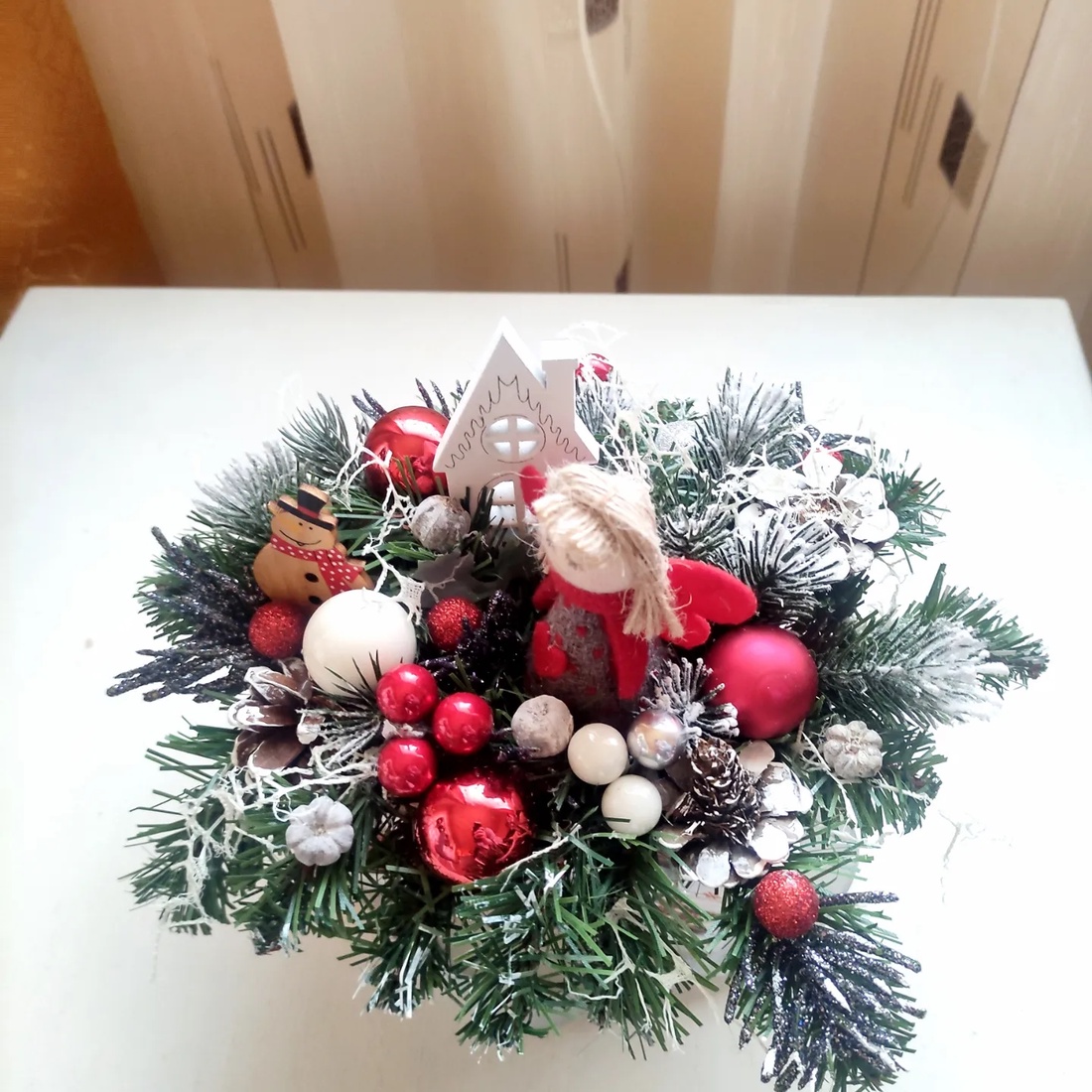 Aranjament pentru Craciun  in cutie decorativa pentru flori, cu fetita, casuta si globuri - accesorii de crăciun - decorațiuni de advent - decor de masa advent - Artynos.ro