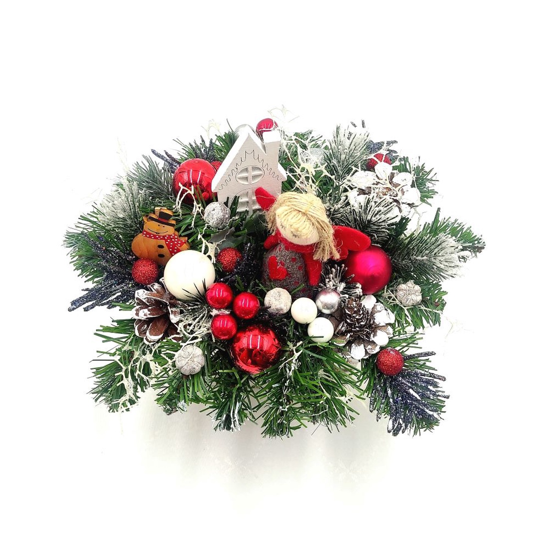 Aranjament pentru Craciun  in cutie decorativa pentru flori, cu fetita, casuta si globuri - accesorii de crăciun - decorațiuni de advent - decor de masa advent - Artynos.ro