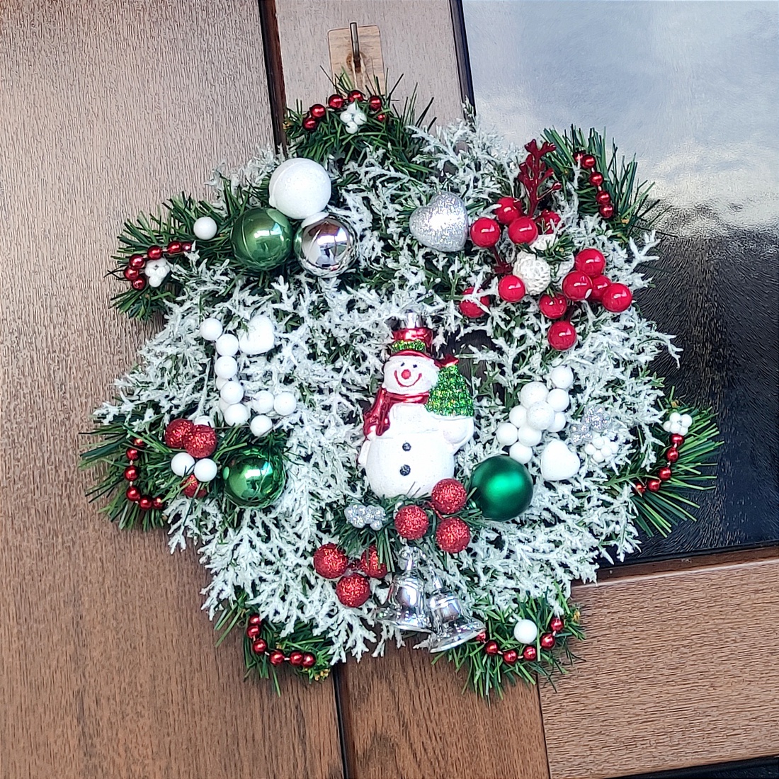 Coronita Craciun lucrata manual, unicat, cu om de zapada si globulete, 28 cm   3587 - accesorii de crăciun - decorațiuni de advent - coroniță advent - Artynos.ro