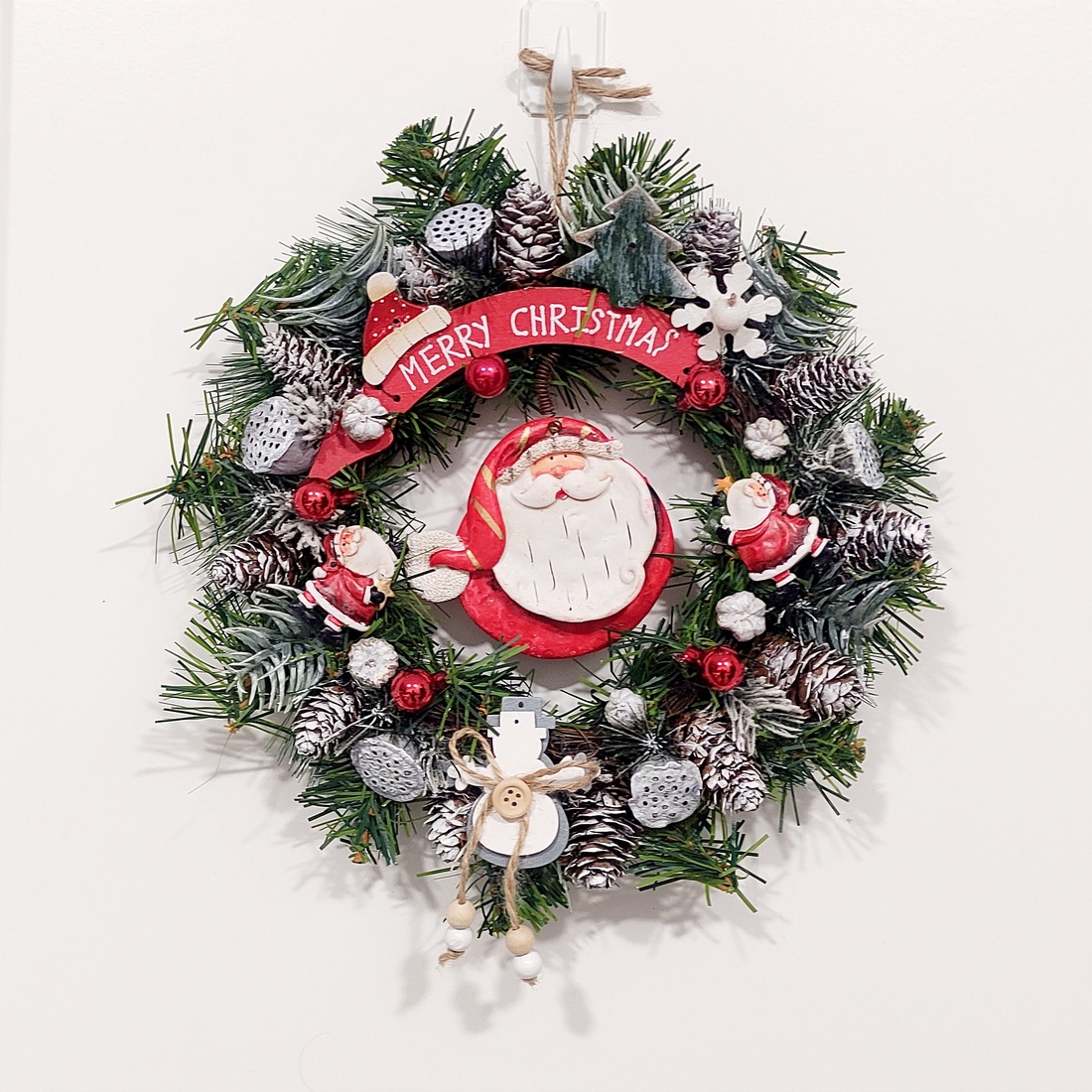 Coronita pentru Craciun , cu Mos Craciun ceramic si inscriptie Merry Christmas, 25  - accesorii de crăciun - decorațiuni de crăciun de casă - decorațiuni pentru casă de crăciun - Artynos.ro