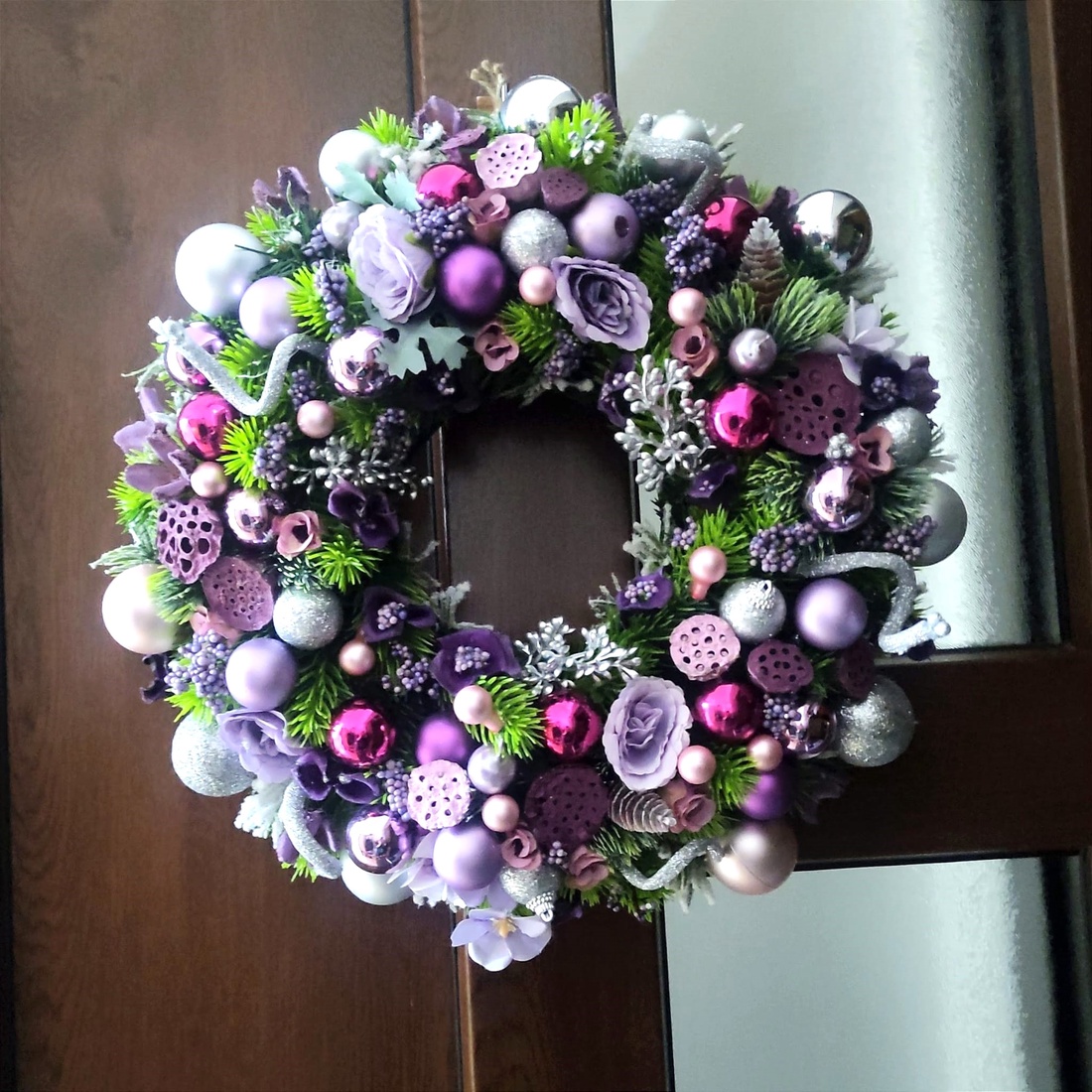 Coronita pentru Craciun cu flori si globuri, in nuante de violet - accesorii de crăciun - decorațiuni de advent - decor de advent pentru usă - Artynos.ro