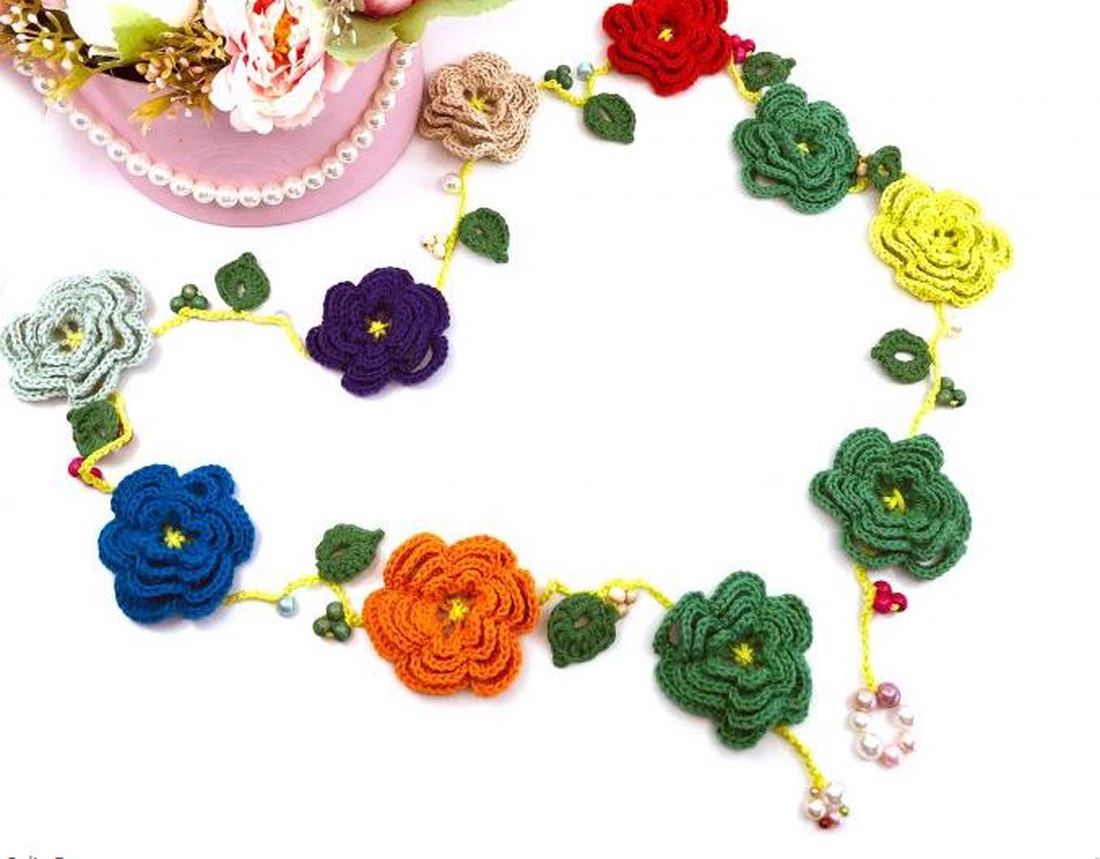 Accesoriu floral pentru gat, crosetat manual - bijuterii - coliere - Artynos.ro