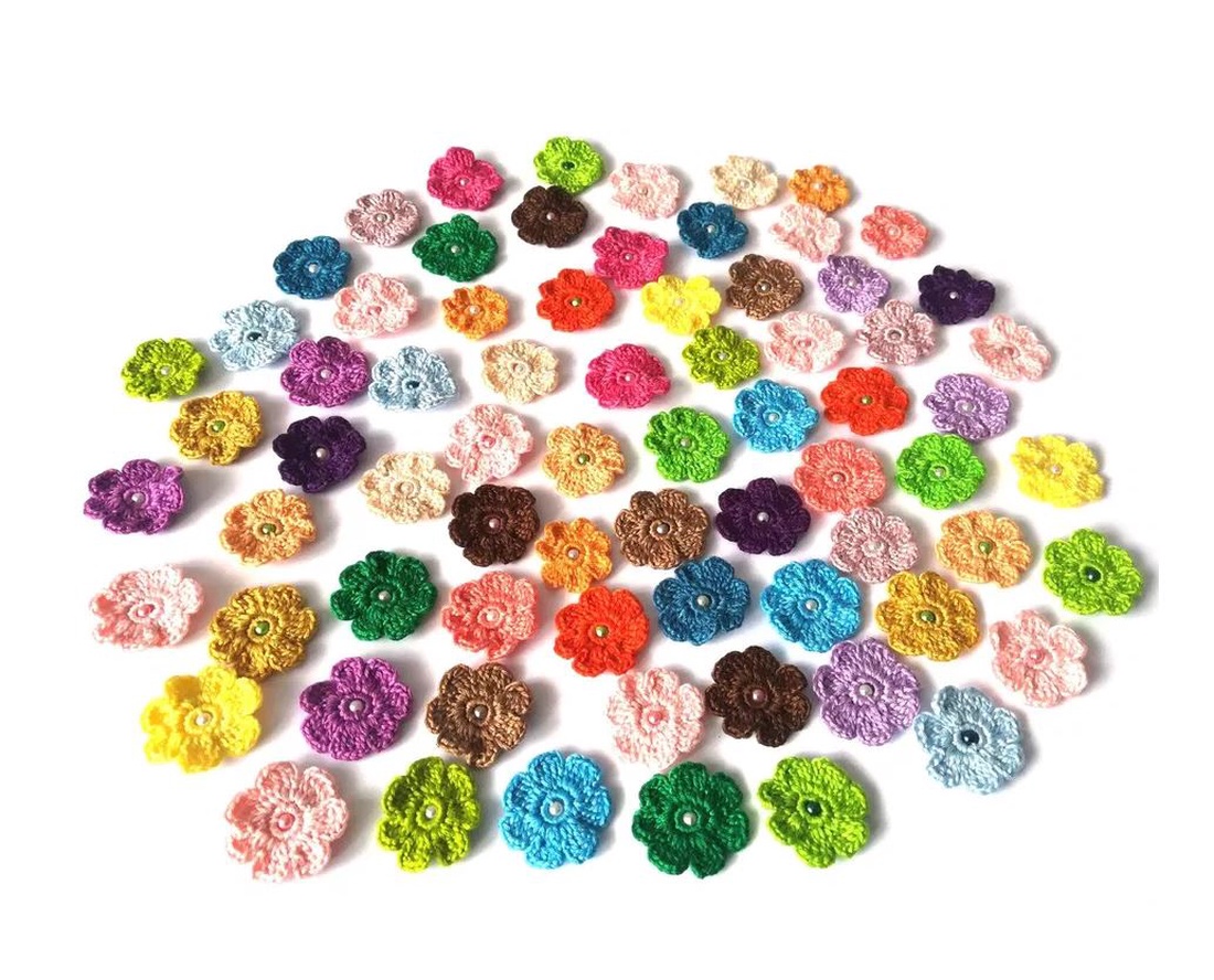 50 x Floricele multicolore crosetate  - casă & stil de viață - accesorii pentru decorat casa - suport de flori - accesorii florale - Artynos.ro