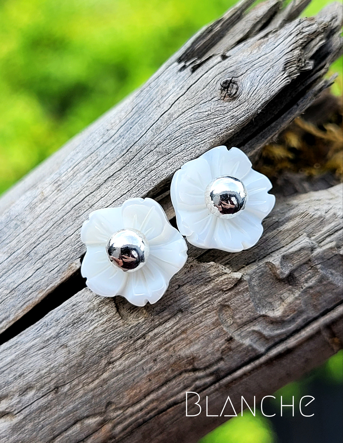 Cercei din argint 925 cu floricele albe BLANCHE - bijuterii - cercei - cercei cu buline - Artynos.ro