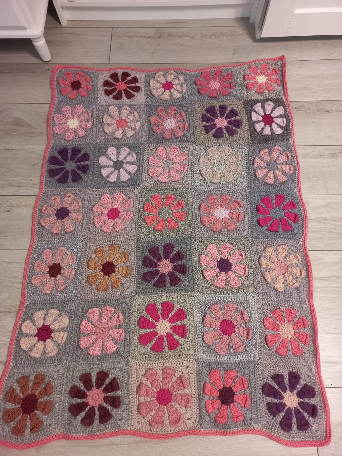 Pătură pufoasă stil granny square cu flori - casă & stil de viață - textile de casă - cuvertură de pat - Artynos.ro