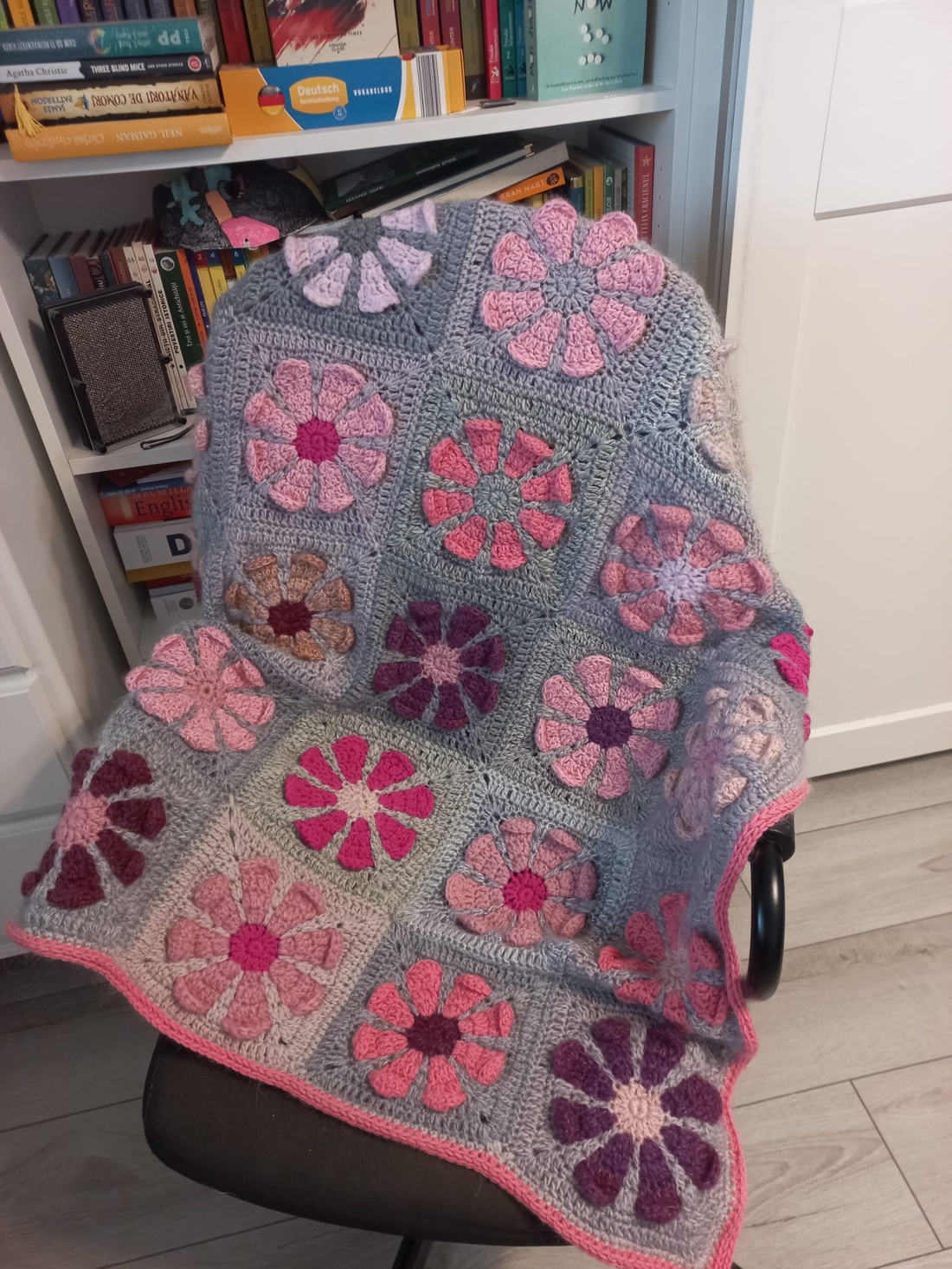 Pătură pufoasă stil granny square cu flori - casă & stil de viață - textile de casă - cuvertură de pat - Artynos.ro