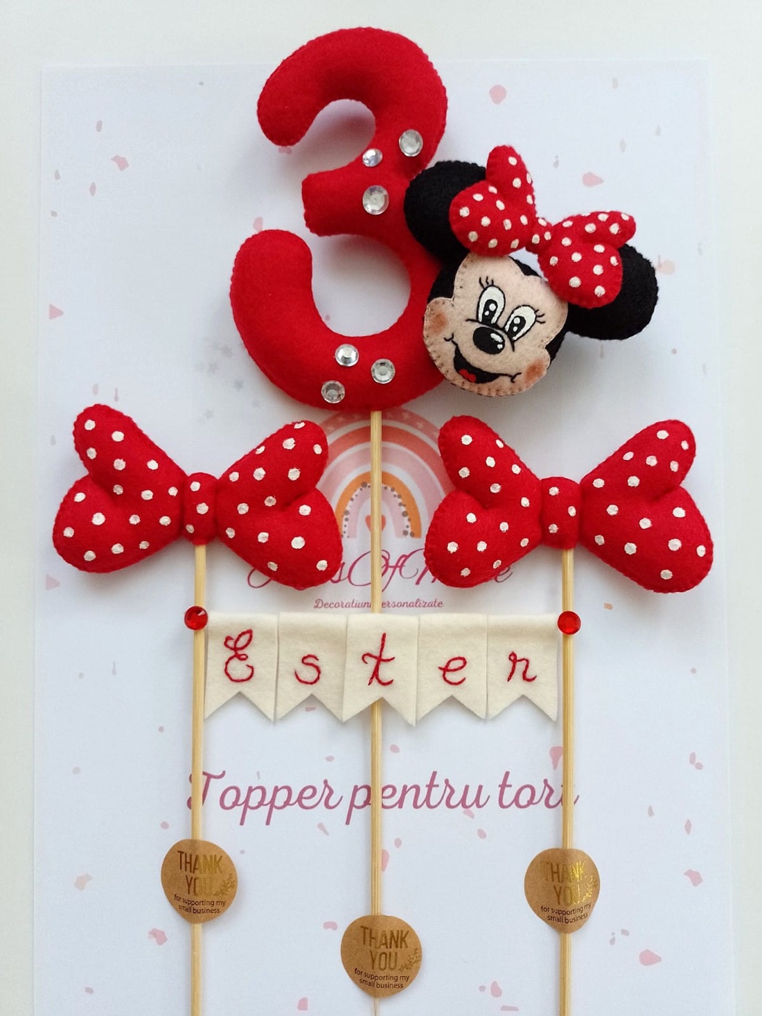 Topper personalizat pentru tort cu cifra aniversara tema Minnie - casă & stil de viață - accesorii pentru echipamente de bucătărie - accesorii pentru coacere și gătit - decorațiuni de prăjituri și torturi - Artynos.ro