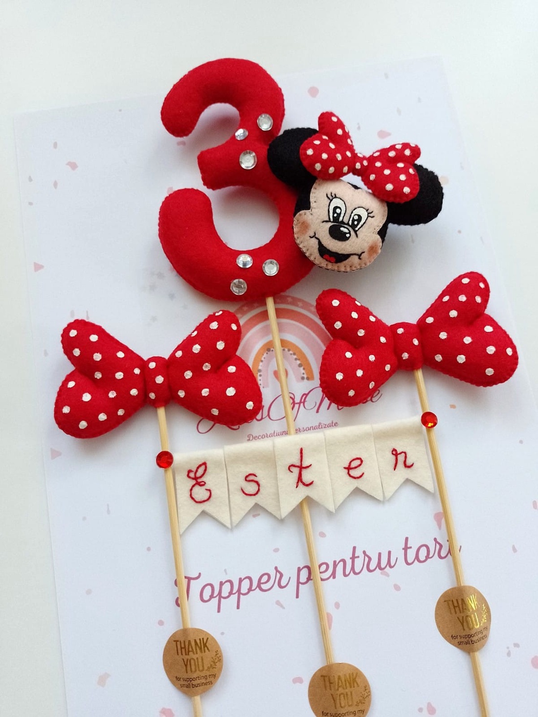 Topper personalizat pentru tort cu cifra aniversara tema Minnie - casă & stil de viață - accesorii pentru echipamente de bucătărie - accesorii pentru coacere și gătit - decorațiuni de prăjituri și torturi - Artynos.ro