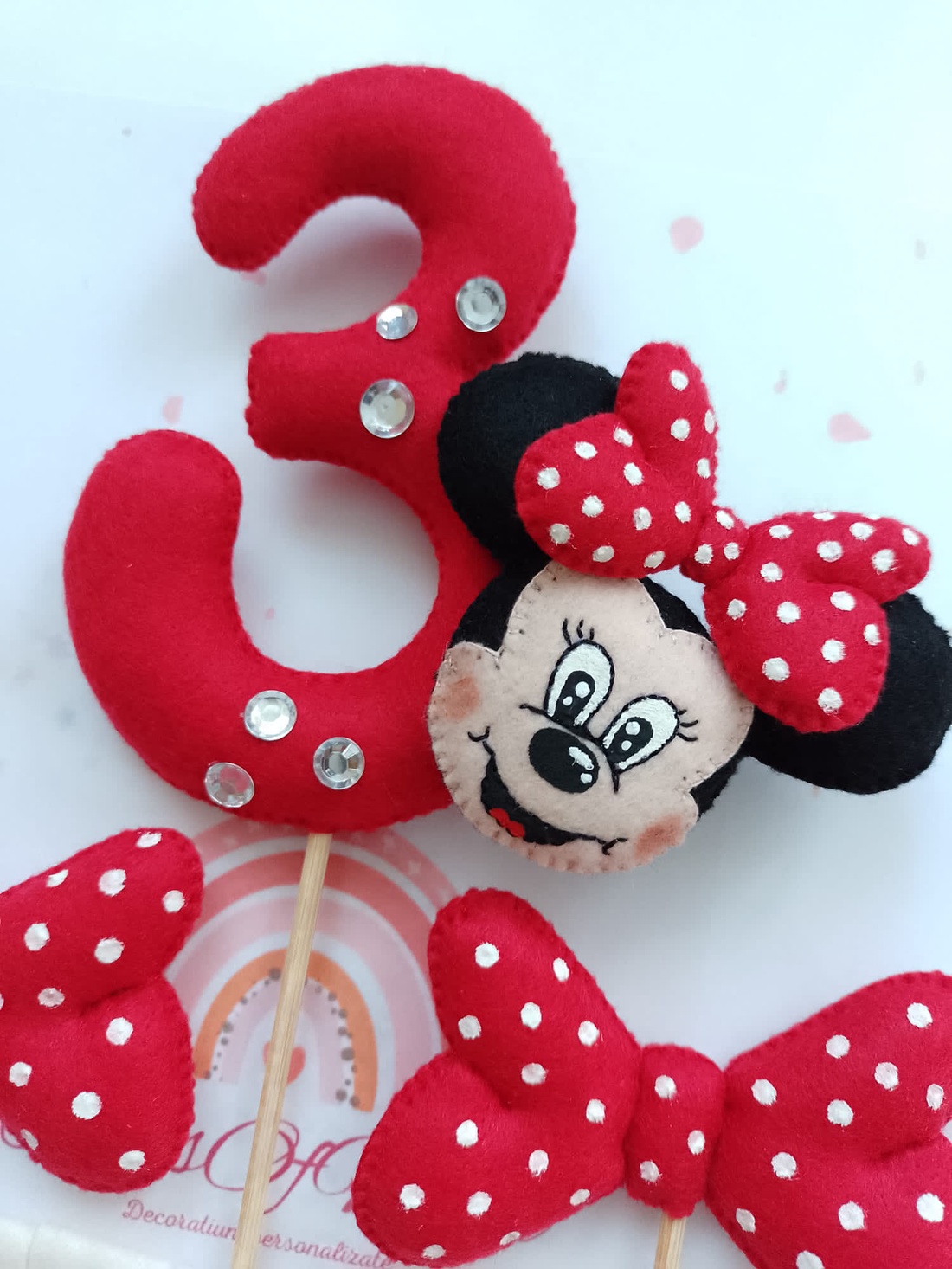 Topper personalizat pentru tort cu cifra aniversara tema Minnie - casă & stil de viață - accesorii pentru echipamente de bucătărie - accesorii pentru coacere și gătit - decorațiuni de prăjituri și torturi - Artynos.ro