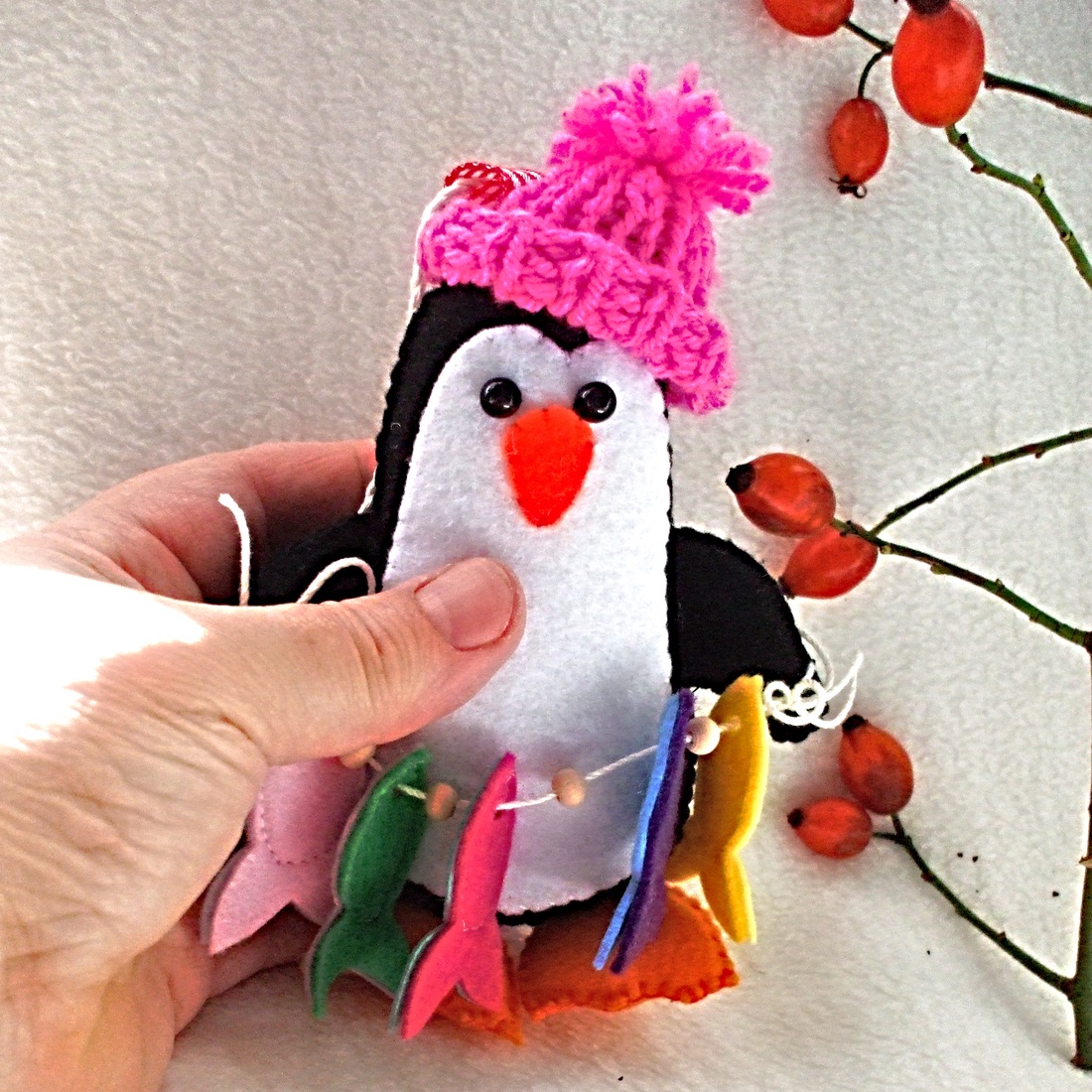 Pinguin din fetru ,decoratiune pentru pomul de Craciun ,jucarie handmade pentru copii ,cadou pentru zi de nastere. - accesorii de crăciun - decorațiuni de crăciun de casă - decorațiuni pentru pomul de crăciun - Artynos.ro