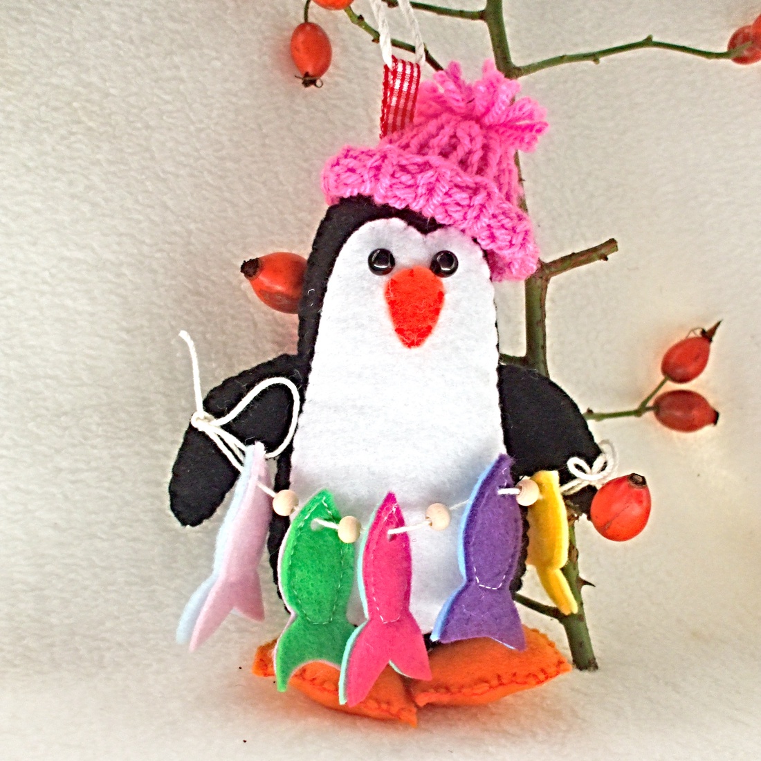 Pinguin din fetru ,decoratiune pentru pomul de Craciun ,jucarie handmade pentru copii ,cadou pentru zi de nastere. - accesorii de crăciun - decorațiuni de crăciun de casă - decorațiuni pentru pomul de crăciun - Artynos.ro