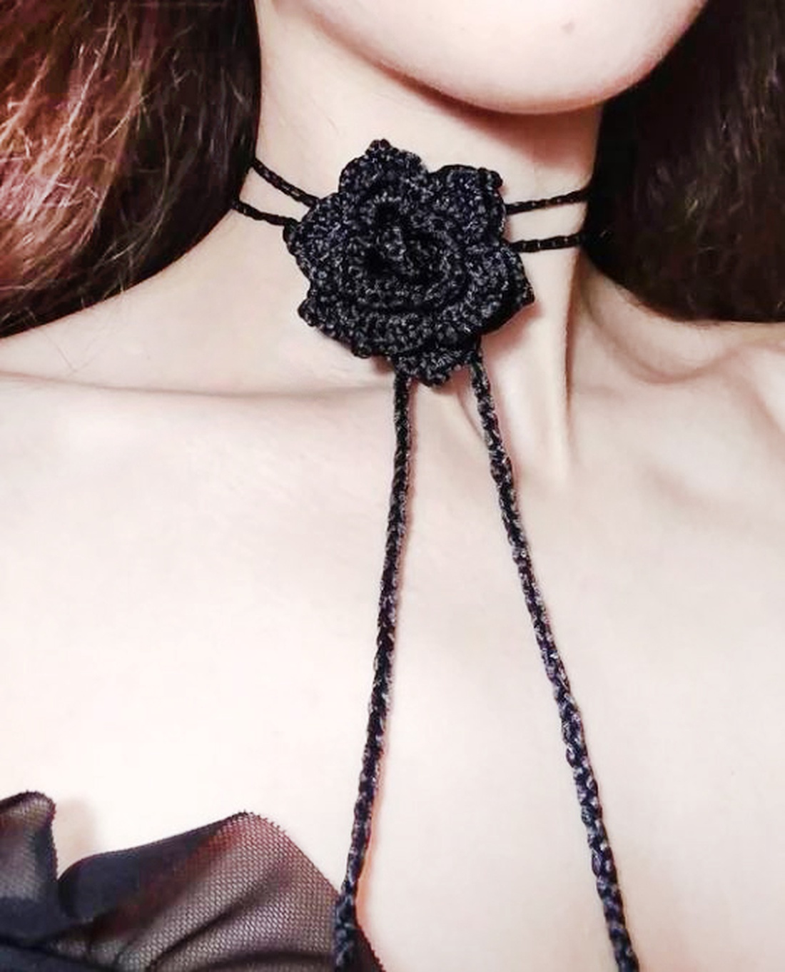 Choker negru, cu floare si snur - bijuterii - coliere - coliere fără pandative - Artynos.ro