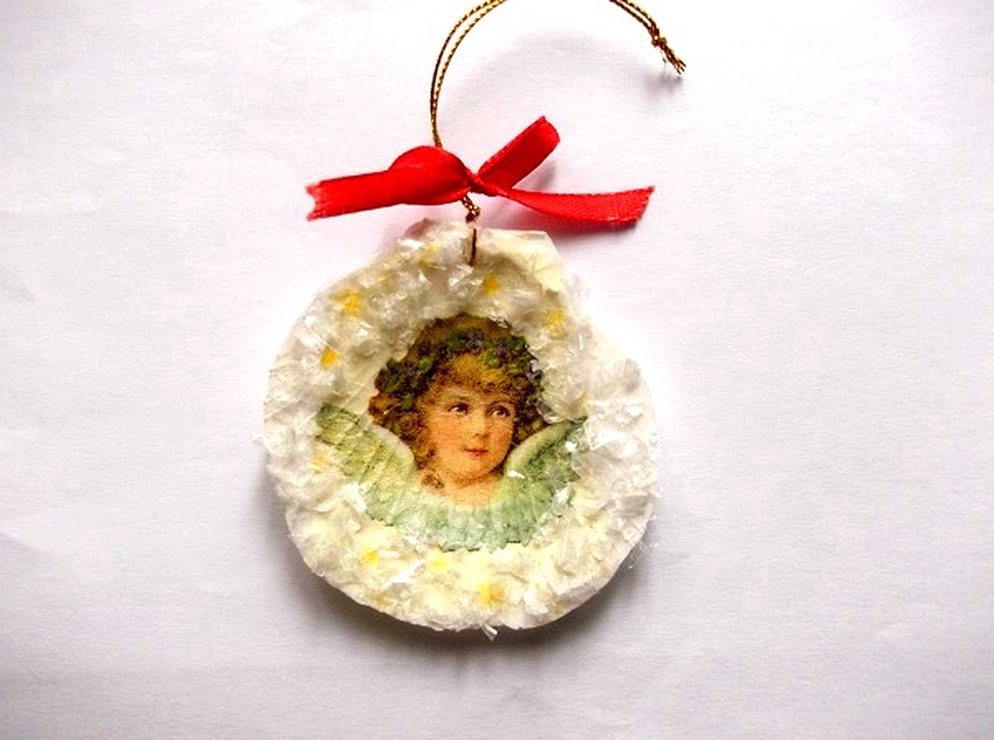 glob pe sidef cu ingeras 44901 - accesorii de crăciun - decorațiuni de crăciun de casă - pom de crăciun, pom grinch - Artynos.ro