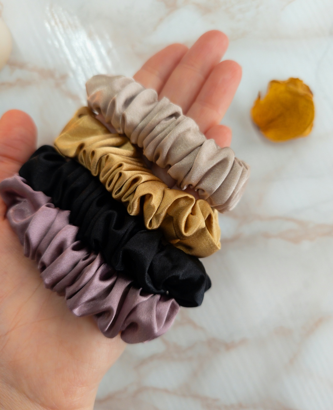 Elastic pentru păr de tip Scrunchie - îmbrăcăminte și modă - accesorii păr - elastic de păr - Artynos.ro