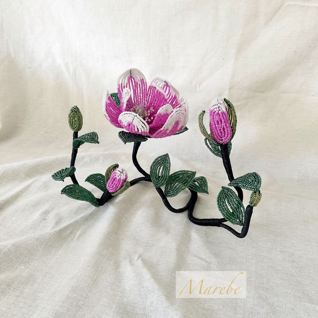 Aranjament floral unic-Magnolie realizata manual din mărgele de nisip - casă & stil de viață - accesorii pentru decorat casa - suport de flori - buchete de flori - Artynos.ro