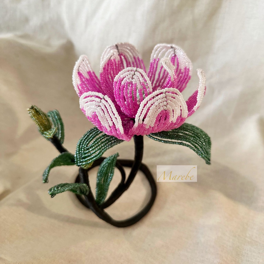 Aranjament floral unic-Magnolie realizata manual din mărgele de nisip - casă & stil de viață - accesorii pentru decorat casa - suport de flori - buchete de flori - Artynos.ro