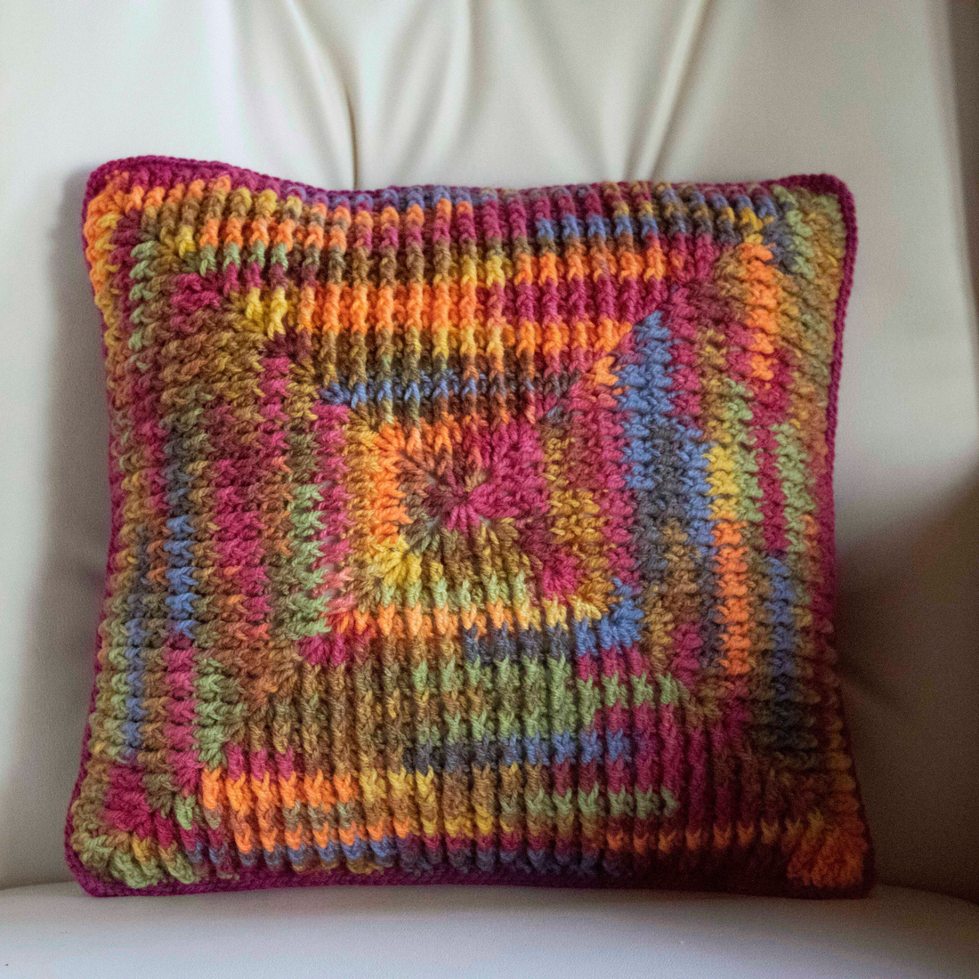 Fata de perna crosetata cu doua fete de 35x35cm.Una dintre fete este din fir acrilic multicolor, iar cealalta in dungi. - accesorii locuință - textile de casă - perne decorative, perne - Artynos.ro