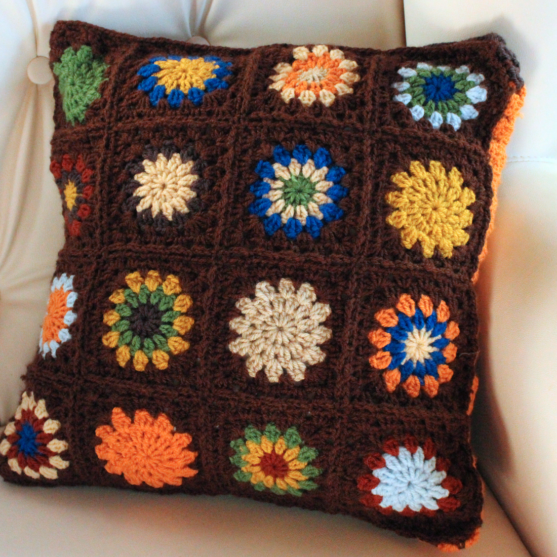 Fata de perna crosetata cu doua fete de 40x40cm.Una dintre fete este din granny squares, iar cealalta cu dungi. - accesorii locuință - textile de casă - perne decorative, perne - Artynos.ro