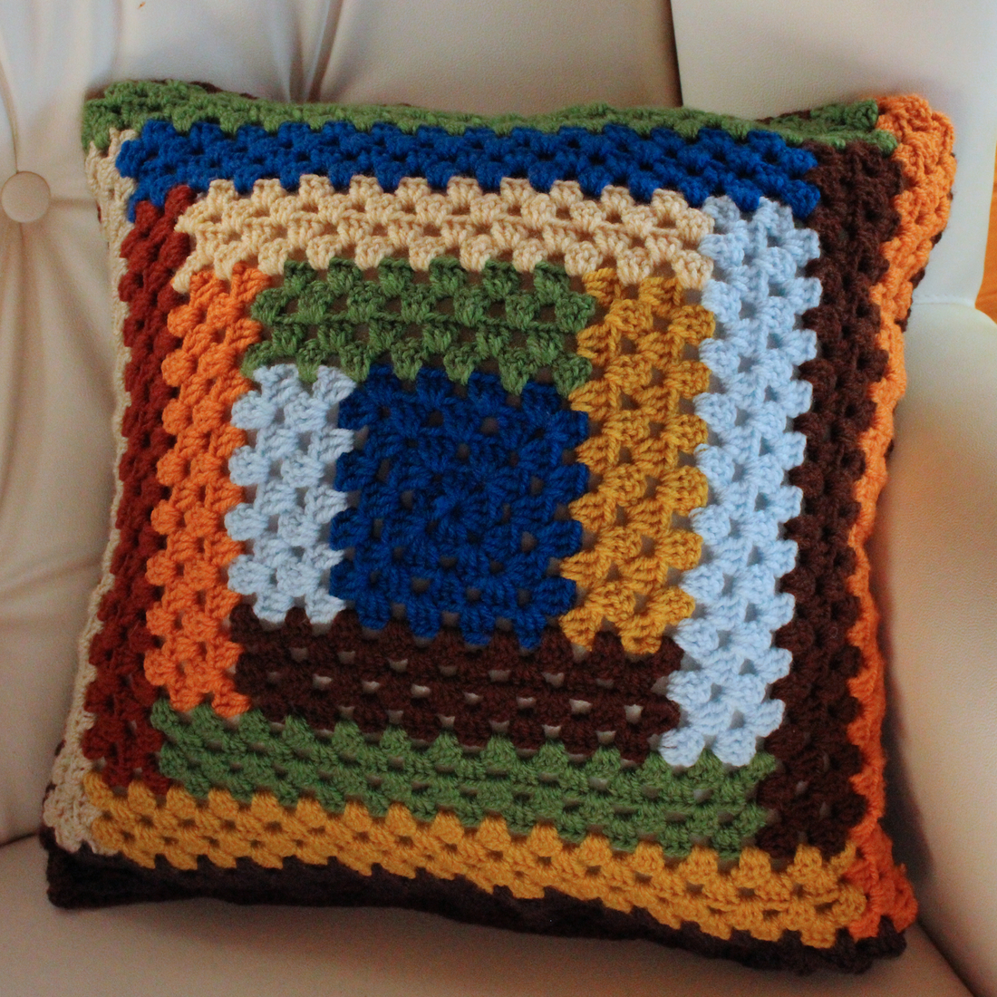 Fata de perna crosetata cu doua fete de 40x40cm.Una dintre fete este din granny squares, iar cealalta cu dungi. - accesorii locuință - textile de casă - perne decorative, perne - Artynos.ro