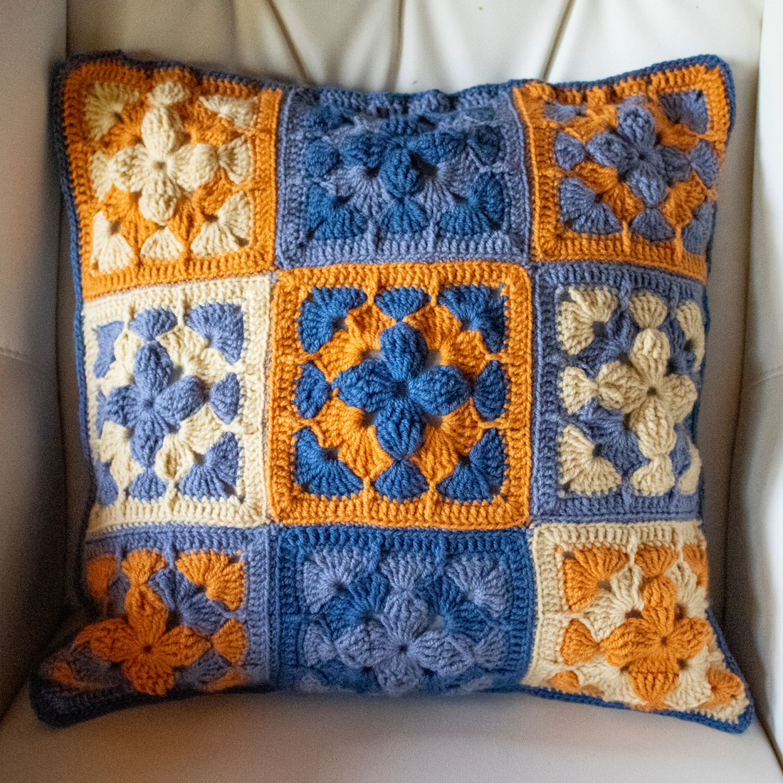 Fata de perna crosetata cu doua fete de 45x45cm.Una dintre fete este din granny squares, iar cealalta monocroma. - casă & stil de viață - textile de casă - perne decorative, perne - Artynos.ro